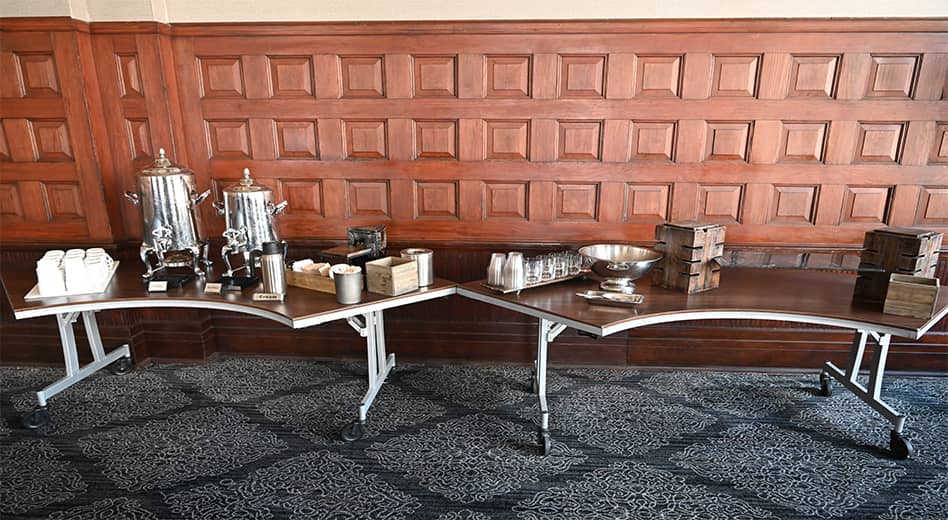 Deux tables serpentines assises côte à côte